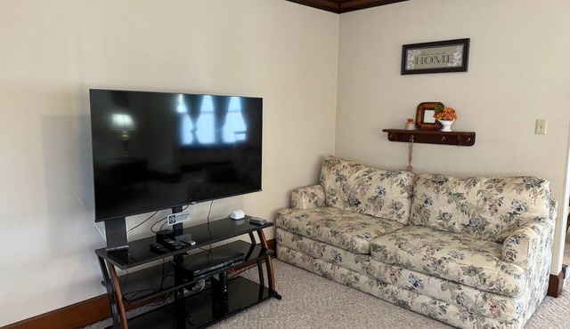 Charming 2-bedroom house in pleasant Palestine with WiFi, AC