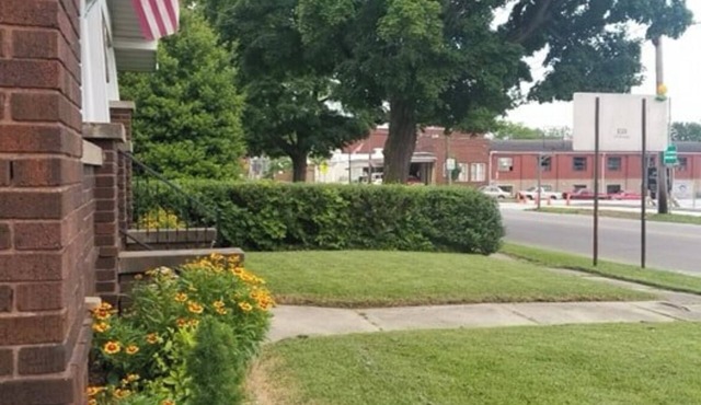 Charming 2-bedroom house in Princeton with 2 queen beds, full kitchen and porch!