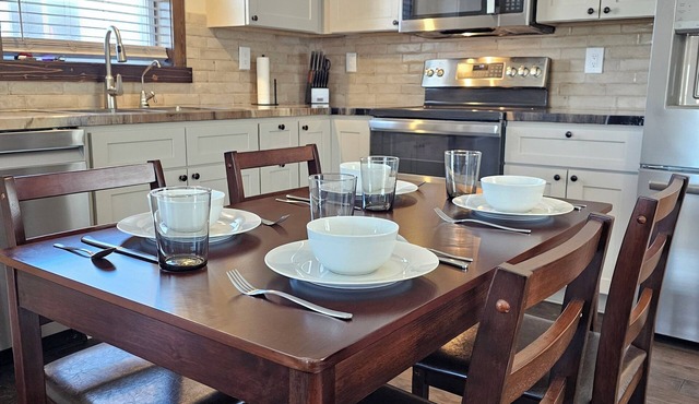 Charming 2-bedroom house with WiFi, AC in Red Cloud