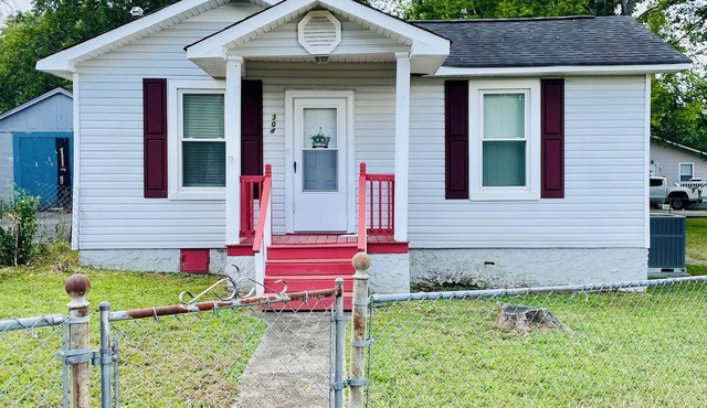 Charming 2-bedroom house in Pleasant Rossville with AC, WiFi, fenced in yard!