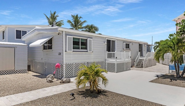 Charming 2 Bedroom Home with Stunning Bay Views & Dockage