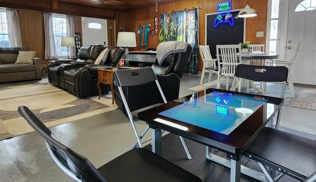 Charming 2-bedroom house, AV charger, airhocky and pet friendly