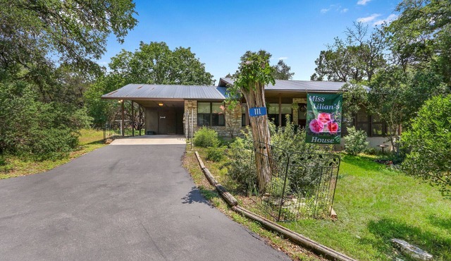 Charming 2 bedroom house in the heart of Downtown Wimberley! Walk to the Square!