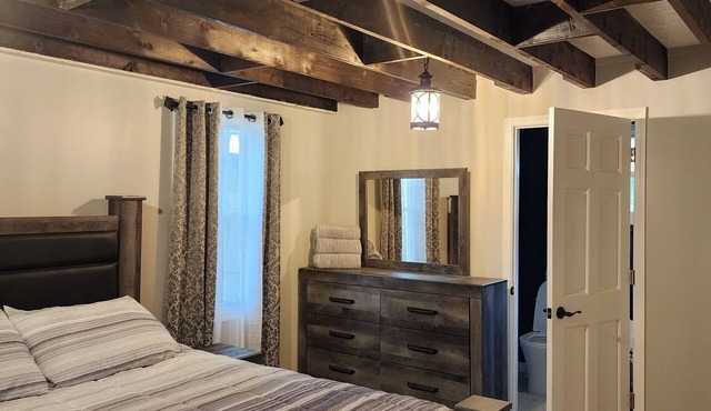 Charming 2-bedroom house with WiFi, AC in fabulous Woodstock