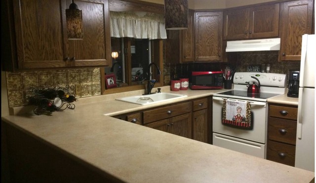 Charming 2-bedroom home 15 minutes to Lambeau Field