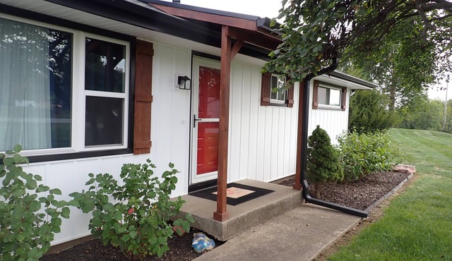 Charming 2 bedroom home with separate office north of Smithville, MO