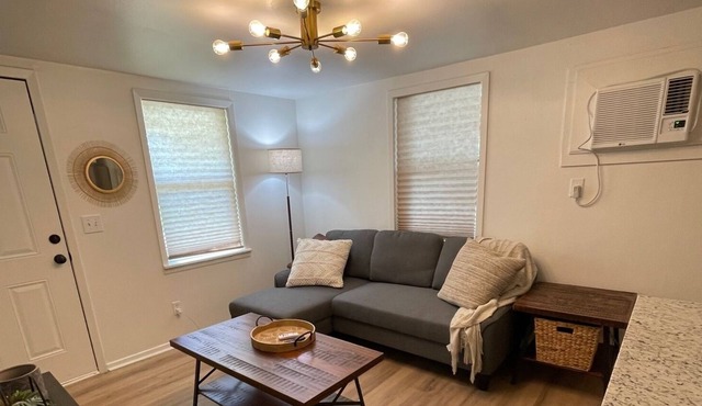 Charming 2 Bedroom Home Blocks from Historic Gonzales Square