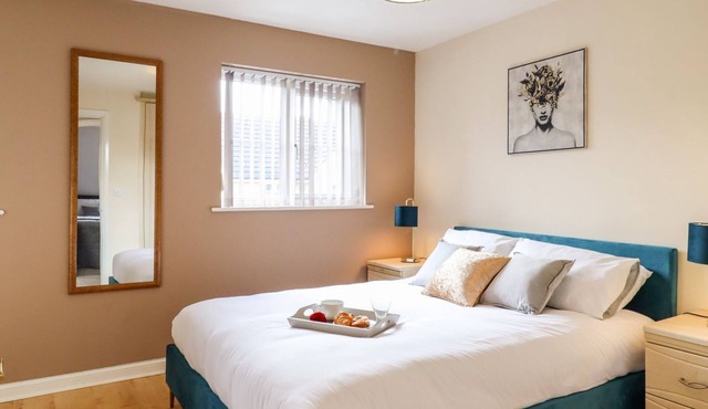 Charming 2 bedroom home with hot tub, WIFI, parking