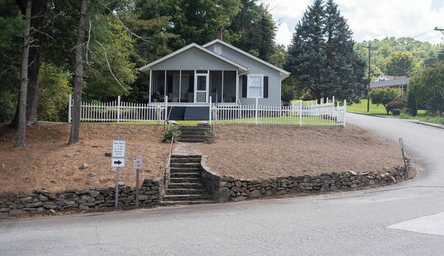 Charming 2-bedroom home in tranquil Tryon. Walking distance to town