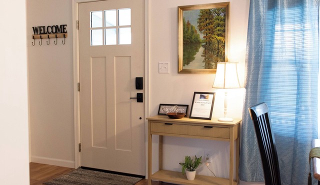 Charming 2-bedroom home, Close to I-57 with Fast WiFi in welcoming Marion