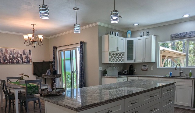 Charming 2-bedroom home with dedicated office, WiFi & air conditioning - Olympia