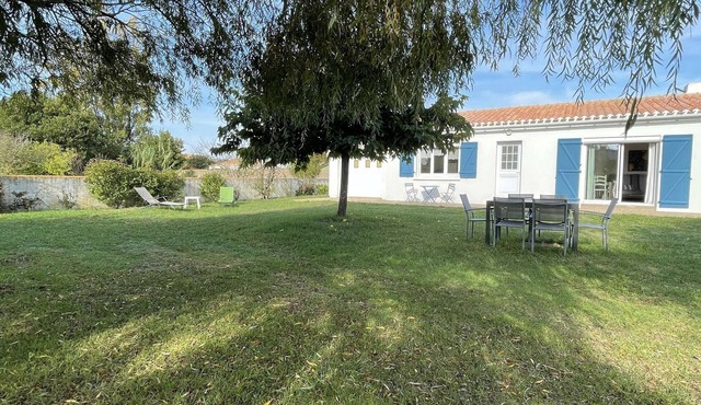 Charming 2-Bedroom House Close to Beach with Large Garden & Garage