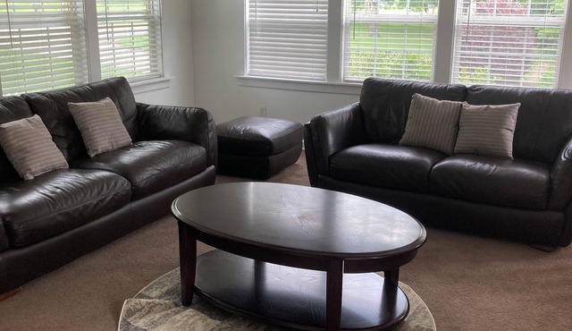 Charming 2-bedroom house, 1st floor, with AC, WiFi in Canfield with EV plug in.