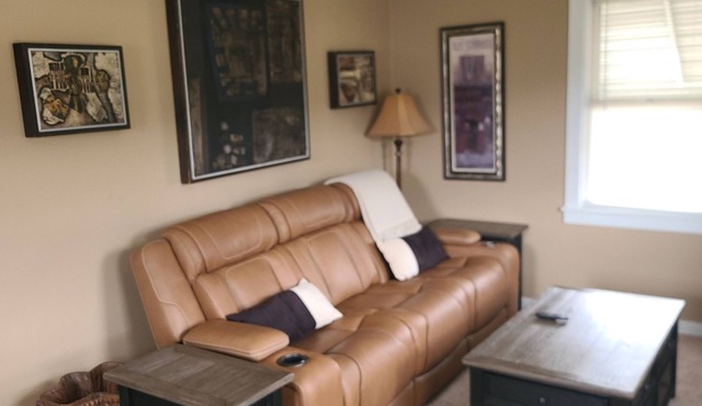 Charming 2-bedroom house with WiFi and AC in delightful Cheswick