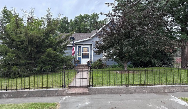 Charming 2-bedroom house with AC, Wi-Fi in serene Crawford, NE.