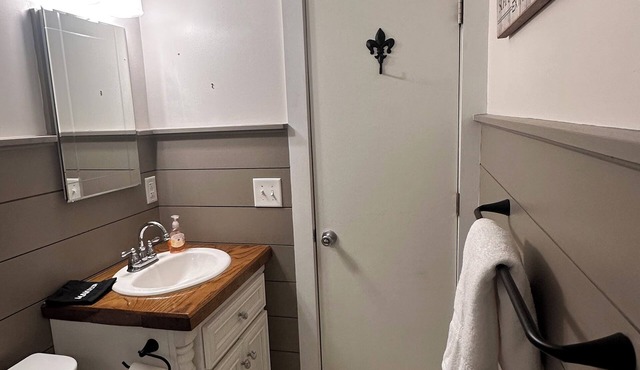 Charming 2-bedroom house in wonderful Crawford with petting zoo.