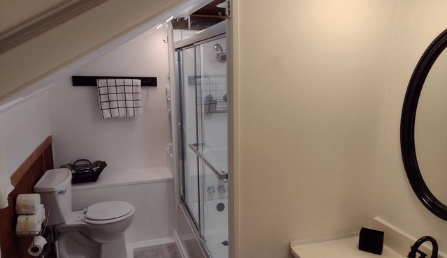 Charming 2-bedroom house in serene Elberton with WiFi, AC