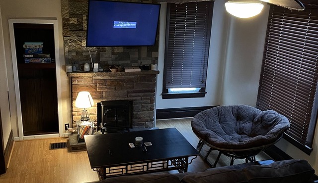 Charming 2-bedroom house with WiFi in historic downtown Fairmont