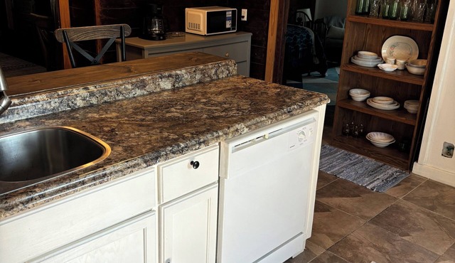 Charming 2-bedroom house w WiFi and AC in Franklin located near Ranch ball park