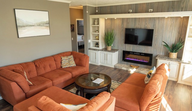 Charming 2-bedroom House with WiFi, Patio/Grill, W&D, & Complimentary Breakfast