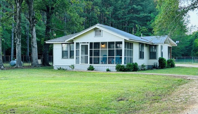 Charming 2-bedroom house in the country with AC, WiFi and Pet friendly