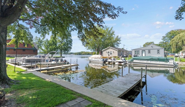 Charming 2-bedroom house with WiFi and AC, lakefront access.