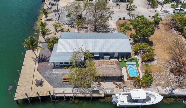 Charming 2-bedroom house in beautiful Marathon with Swim Spa, Dock, Pets Welcome