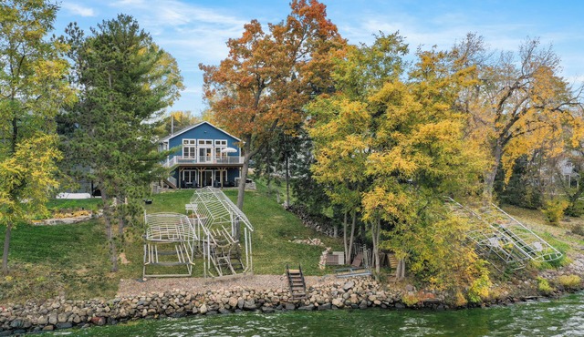 Charming 2-bedroom house Lake Home with wifi and all the amenities!