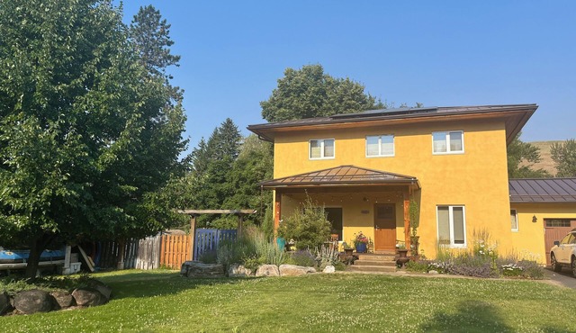 Charming 2-bedroom house by Rattlesnake creek and close to the U of M