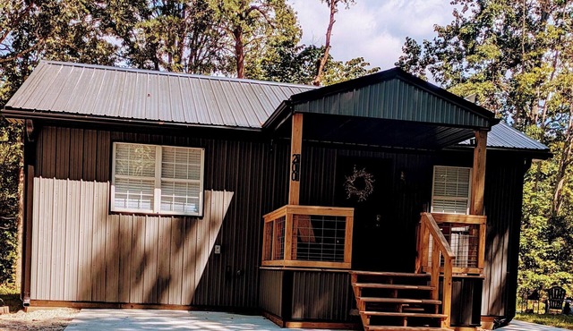 Charming 2-bedroom house with Hot Tub 1.5 miles from Cave Run lake
