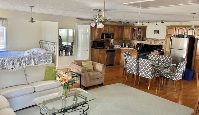 Charming 2-bedroom house in lovely Red Bank with WiFi, AC sleeps eight