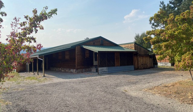 Charming 2-bedroom house in beautiful Republic with infrared sauna.