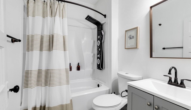 Charming 2-bedroom house with AC, WiFi in wonderful Richmond