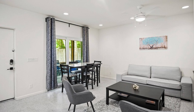 Charming 2-bedroom house w/Central AC, WiFi, Washer/Dryer in beautiful Sarasota