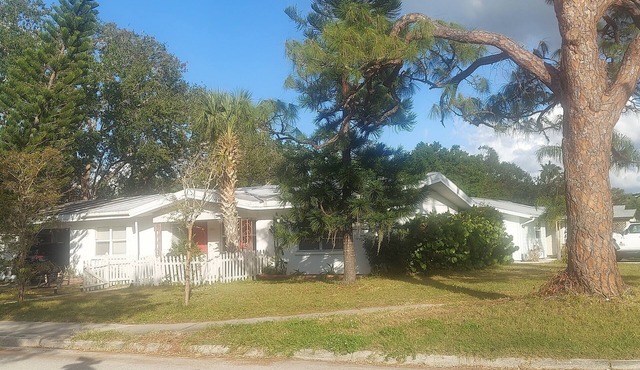 Charming 2-bedroom house in amazing Sarasota close to all yet quiet.petfriendly
