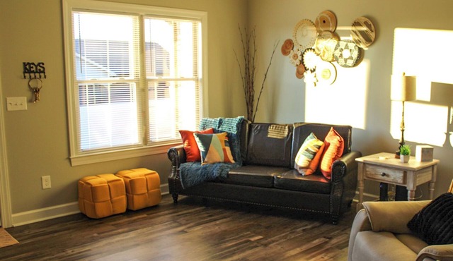 Charming 2-bedroom house in Savannah. Be our guest!