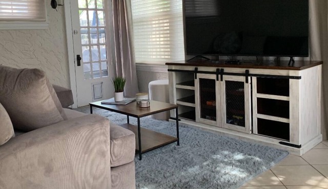 Charming 2-bedroom house within walking distance to Washu and Downtown Clayton