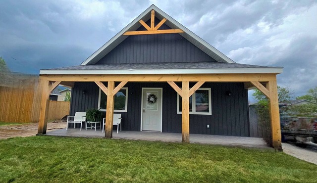 Charming 2-bedroom house in Stockton with WiFi and AC