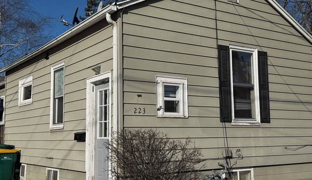 Charming 2-bedroom house with WiFi, AC in adorable Sycamore