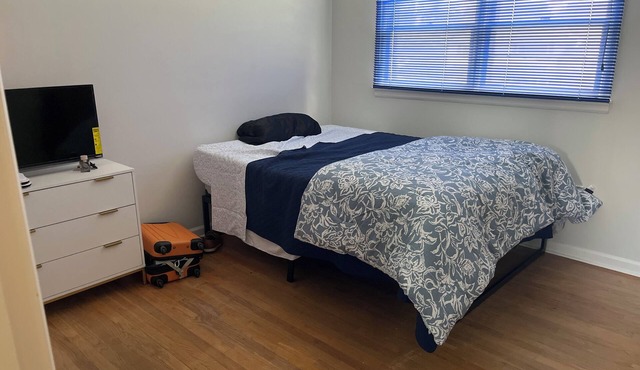 Charming 2-bedroom house with AC, WiFi in Syracuse