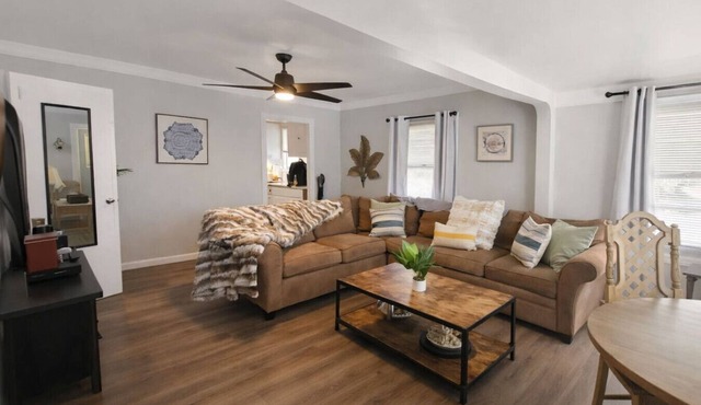 Charming 2-bedroom house in Woodmere with AC