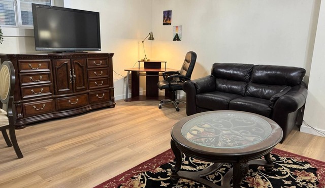 Charming 2-bedroom house in lovely Calgary with WiFi