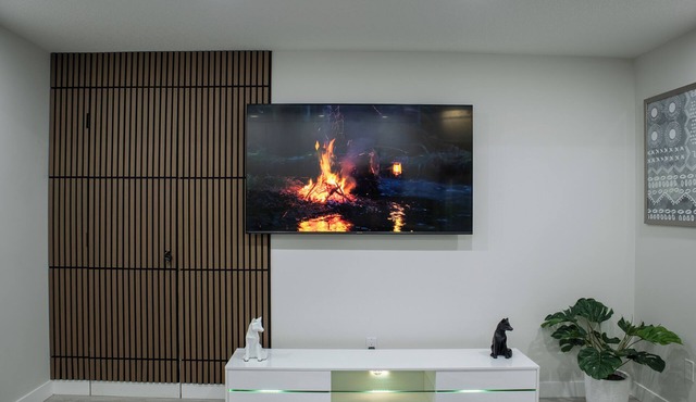 Charming 2-bedroom house in delightful Calgary with WiFi