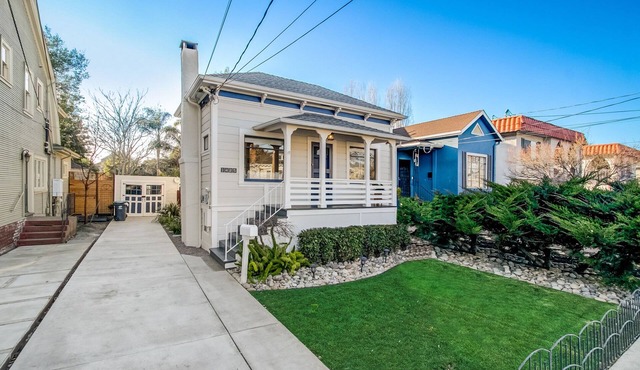 Charming 2-bedroom house with spacious backyard in delightful Alameda