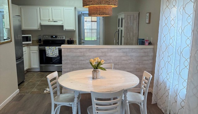 Charming 2-bedroom house in Flowood, Pet Friendly w/Fenced Backyard and Sunroom