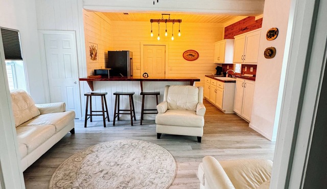 Charming 2-bedroom house in wonderful Bristol located on the Aplachicola River