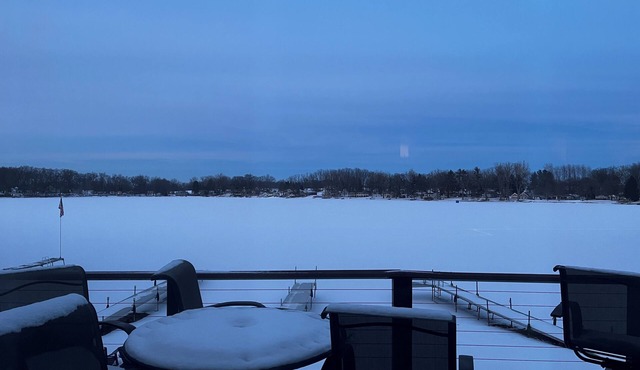 Charming 2-bedroom house on Lake Lavine