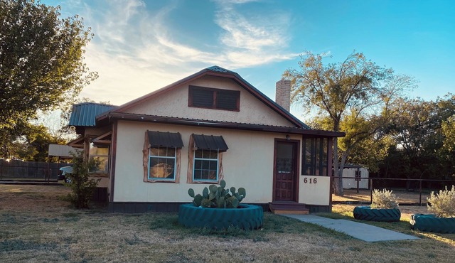 Charming 2-bedroom house in Coleman with AC and WiFi. Sleeps 7 & no pets.
