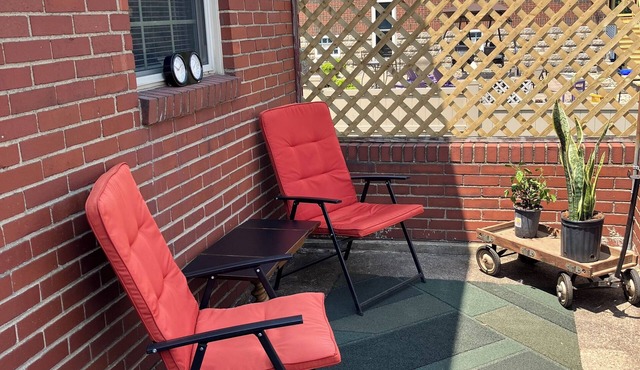 Charming 2-bedroom house in Crafton with WiFi and central air