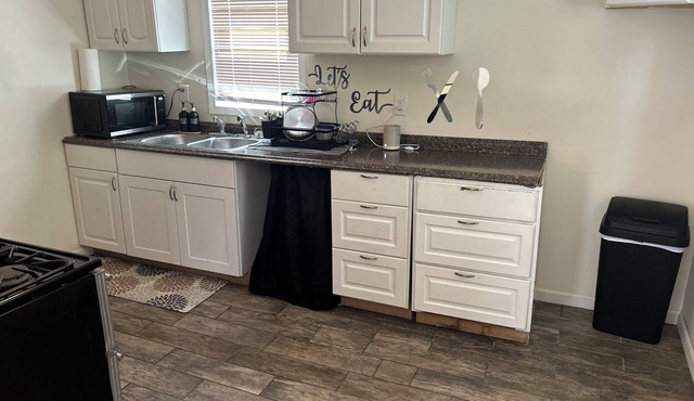 Charming 2-bedroom house with AC, WiFi in brilliant Detroit